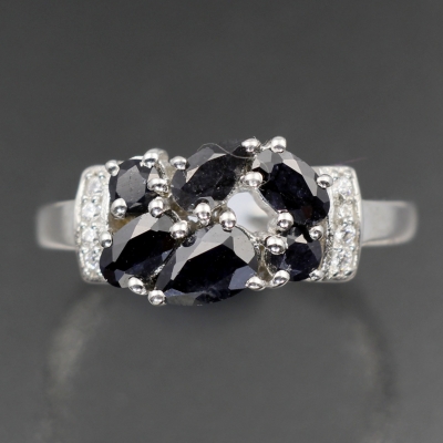 Серебряное кольцо с синим корундом натуральным арт 19028