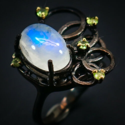 Серебряное кольцо с лунным камнем арт 29325