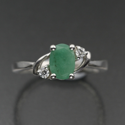 Серебряное кольцо с зеленым бериллом натуральным  арт.  27054