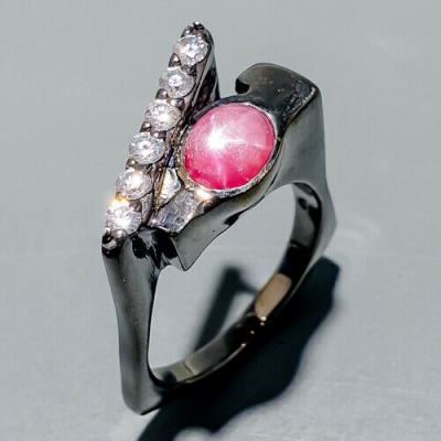 Серебряное кольцо с розовым звездчатым рубином арт 40336