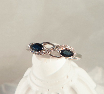 Серебряное кольцо с синим корундом натуральным арт. 27103