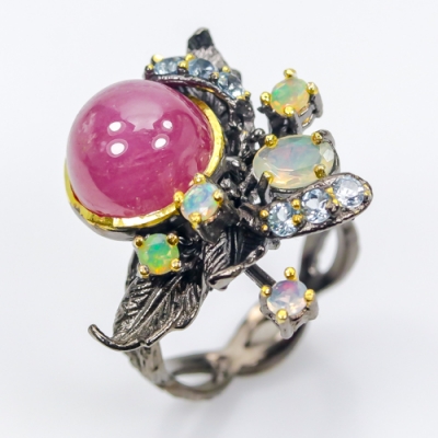 Серебряное дизайнерское кольцо с натуральным рубиновым корундом арт 33326