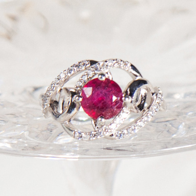 Серебряное кольцо с розовым корундом арт 28509