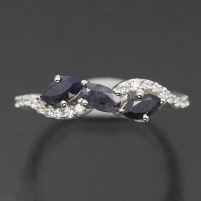 Серебряное кольцо с синим корундом натуральным арт. 27096