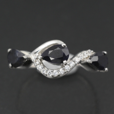 Серебряное кольцо с синим корундом натуральным арт. 27205
