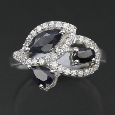 Серебряное кольцо с синим корундом натуральным арт. 27207