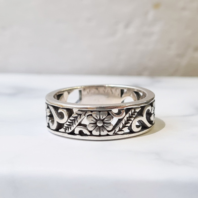 Серебряное кольцо резное с цветами без камней 925 арт 119