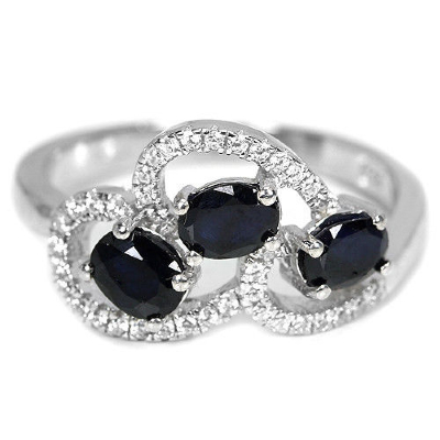 Серебряное кольцо с синим корундом натуральным арт 24355