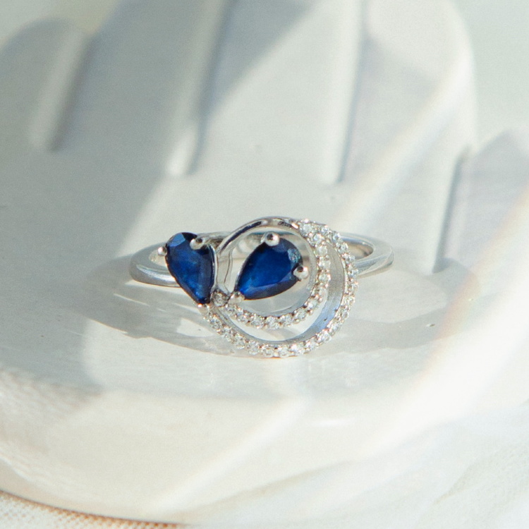 Серебряное кольцо с синим корундом натуральным арт 25508