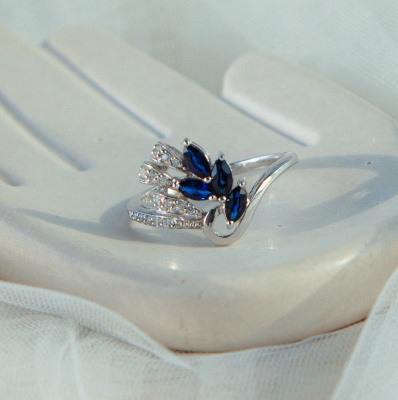 Серебряное кольцо с синим корундом натуральным арт 27459