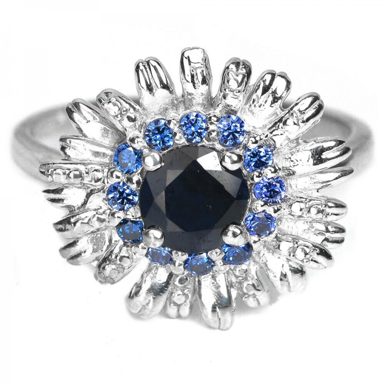 Серебряное кольцо с синим корундом натуральным арт 28076