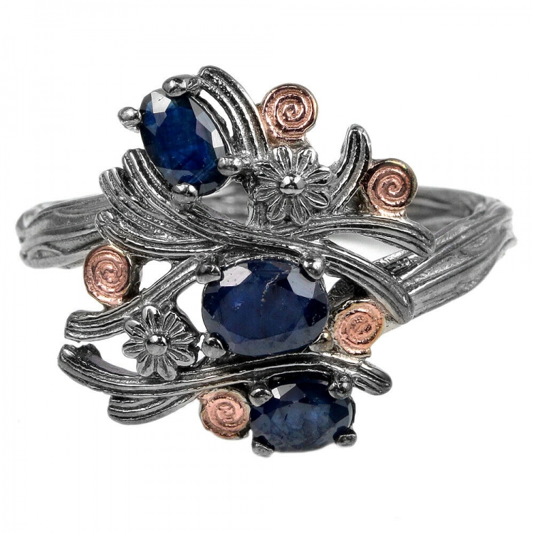Серебряное кольцо с синим корундом натуральным арт 27543